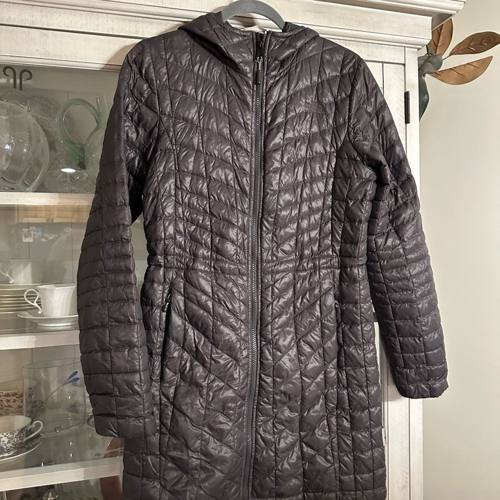 The North Face Gray Puffer Jacket with Hood and Quilted Design